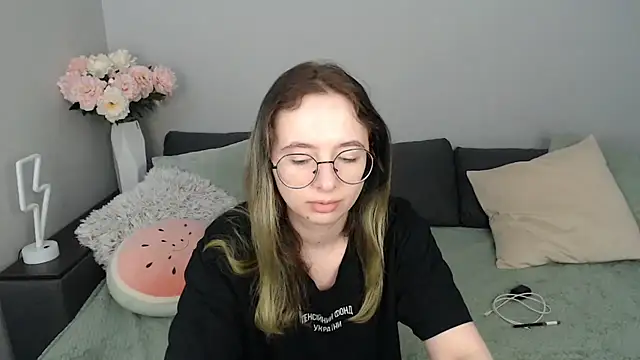 Mini Diva online show from September 22, 2025, 8:05 am