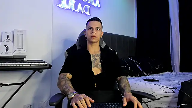 Snapshot of Aron_Dark chatting on January 25, 2025, 10:18 pm Aron Dark online show from January 25, 2025, 10:18 pm