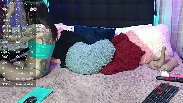 Hanna horny  online show from December 18, 2025, 9:54 pm