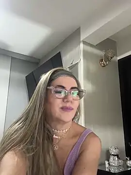 Snapshot of LARIANA_RIVERA23 chatting on January 23, 2025, 8:04 am LARIANA RIVERA23 online show from January 23, 2025, 8:04 am