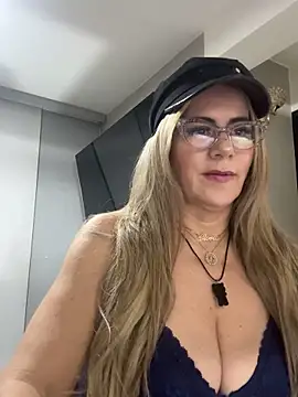 Snapshot of LARIANA_RIVERA23 chatting on February 19, 2025, 4:01 am LARIANA RIVERA23 online show from February 19, 2025, 4:01 am