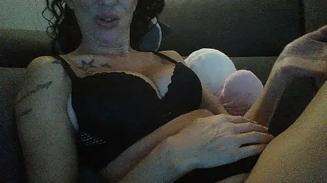 Snapshot of MarikaMilff chatting on October 14, 2025, 9:15 pm MarikaMilff online show from October 14, 2025, 9:15 pm