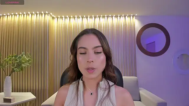 Snapshot of MarianneLane chatting on December 20, 2024, 9:50 pm MarianneLane online show from December 20, 2024, 9:50 pm