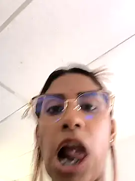 Snapshot of Vivi_bless chatting on December 6, 2024, 7:45 pm Vivi bless online show from December 6, 2024, 7:45 pm