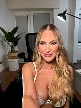 Snapshot of Lena_Blom chatting on October 3, 2025, 7:44 pm Lena Blom online show from October 3, 2025, 7:44 pm