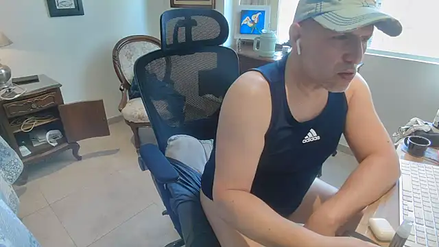 Snapshot of slzypvtpig chatting on February 15, 2026, 3:09 pm slzypvtpig online show from February 15, 2026, 3:09 pm