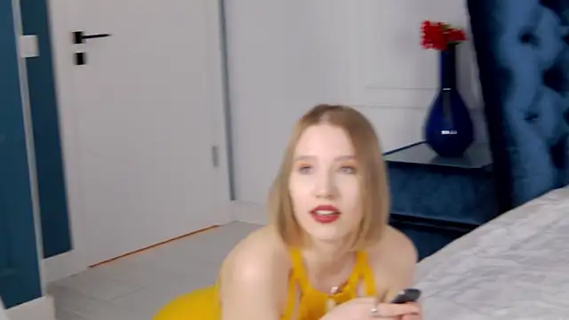 LiliLinn online show from February 21, 2025, 2:06 pm