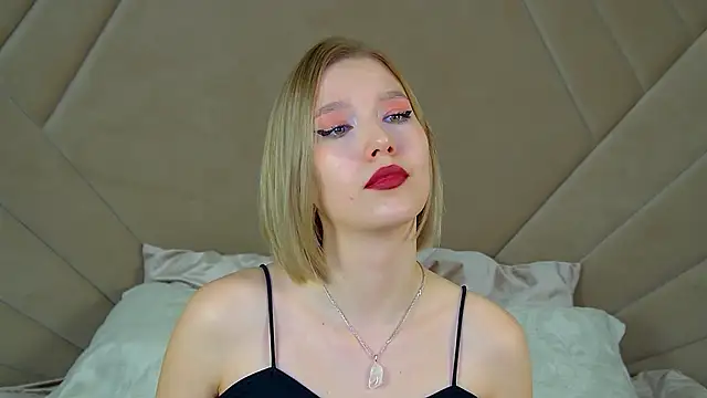 LiliLinn online show from February 25, 2025, 2:44 pm