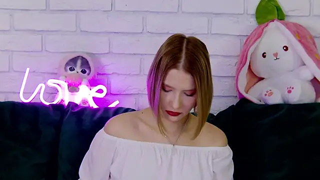 LiliLinn online show from March 4, 2025, 5:00 am