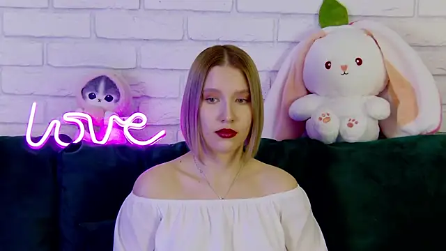 LiliLinn online show from March 5, 2025, 11:28 am