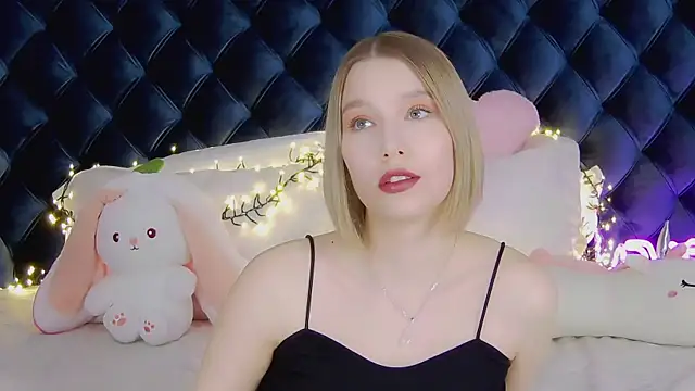 LiliLinn online show from March 8, 2025, 8:11 am