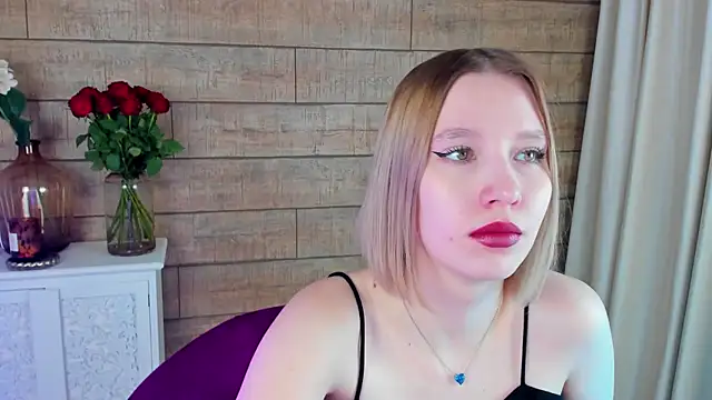 LiliLinn online show from March 18, 2025, 8:25 am