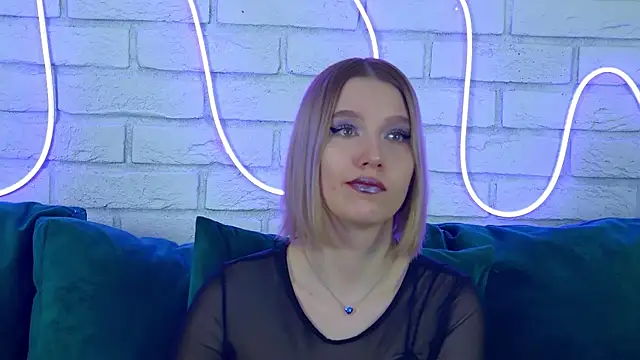 LiliLinn online show from March 21, 2025, 11:12 am