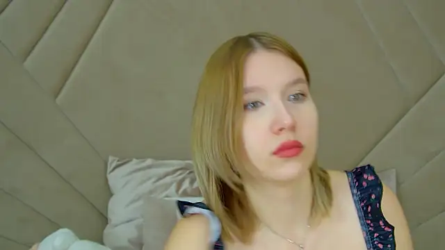 LiliLinn online show from October 18, 2025, 4:26 am