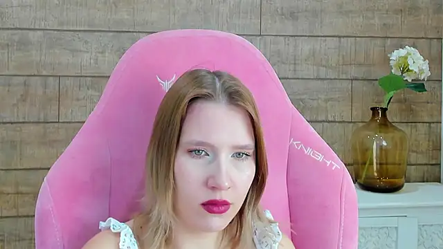 LiliLinn online show from October 20, 2025, 4:57 am