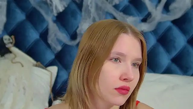 LiliLinn online show from October 25, 2025, 4:09 am