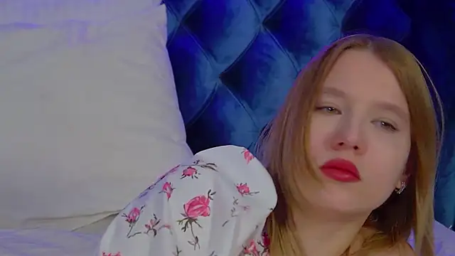 LiliLinn online show from November 18, 2025, 4:39 am