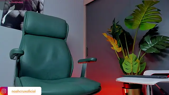 Snapshot of noah_crux chatting on April 15, 2026, 10:32 pm noah crux online show from April 15, 2026, 10:32 pm