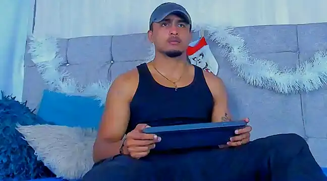 Snapshot of Mateo_Reales chatting on December 19, 2024, 3:29 am Mateo Reales online show from December 19, 2024, 3:29 am