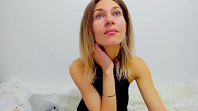 Snapshot of Mona_Cruz chatting on January 12, 2025, 5:24 am Mona Cruz online show from January 12, 2025, 5:24 am