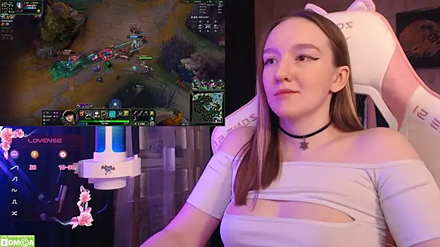 Snapshot of MoonlishSiren chatting on February 15, 2025, 8:11 pm MoonlishSiren online show from February 15, 2025, 8:11 pm