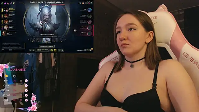 MoonlishSiren online show from December 19, 2025, 8:16 pm