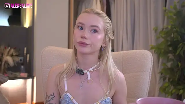 LexieLoree online show from April 25, 2026, 2:36 am