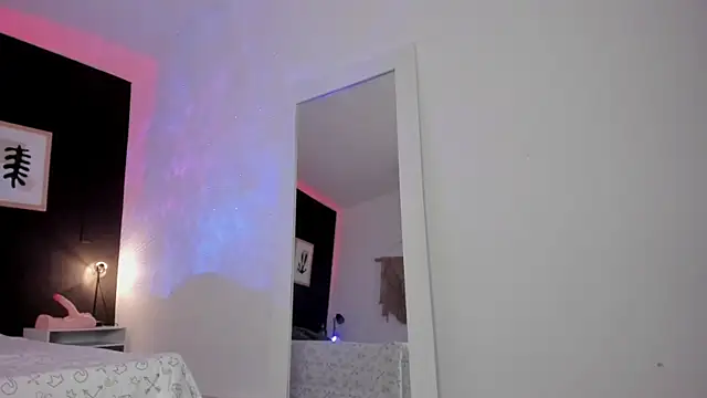 Snapshot of VioletPaket chatting on February 19, 2025, 12:35 am VioletPaket online show from February 19, 2025, 12:35 am