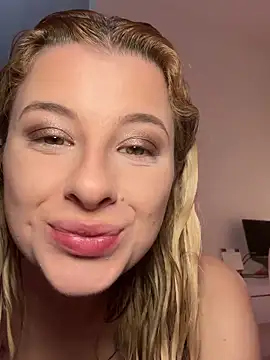 Snapshot of Mia-Minou chatting on February 3, 2025, 8:35 pm Mia-Minou online show from February 3, 2025, 8:35 pm