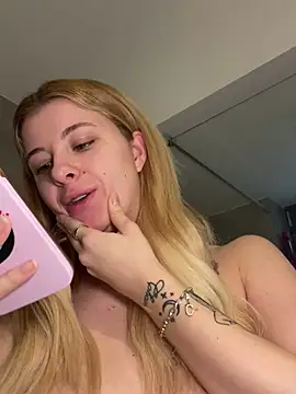 Snapshot of Mia-Minou chatting on February 6, 2025, 12:05 pm Mia-Minou online show from February 6, 2025, 12:05 pm