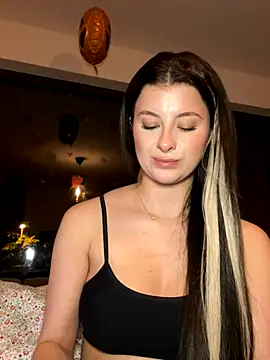 Snapshot of Mia-Minou chatting on October 31, 2025, 12:11 am Mia-Minou online show from October 31, 2025, 12:11 am