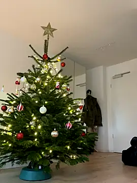 Snapshot of Mia-Minou chatting on December 2, 2025, 9:36 am Mia-Minou online show from December 2, 2025, 9:36 am