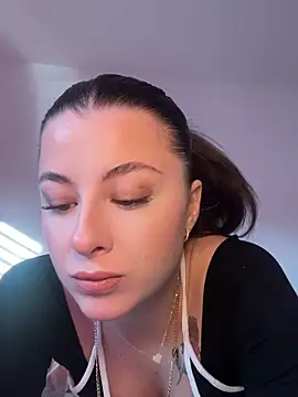 Snapshot of Mia-Minou chatting on December 17, 2025, 12:00 pm Mia-Minou online show from December 17, 2025, 12:00 pm