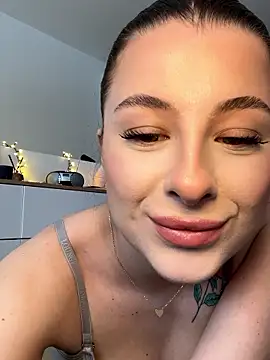 Mia-Minou online show from January 9, 2026, 11:24 am