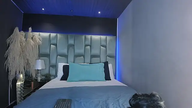 MadelineJones online show from September 18, 2025, 9:06 pm