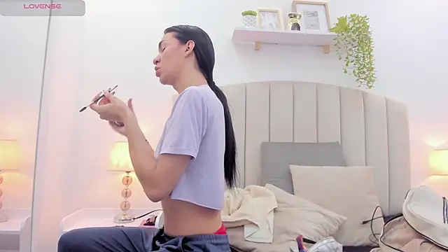 Mia thompson 19 online show from September 18, 2025, 8:11 pm