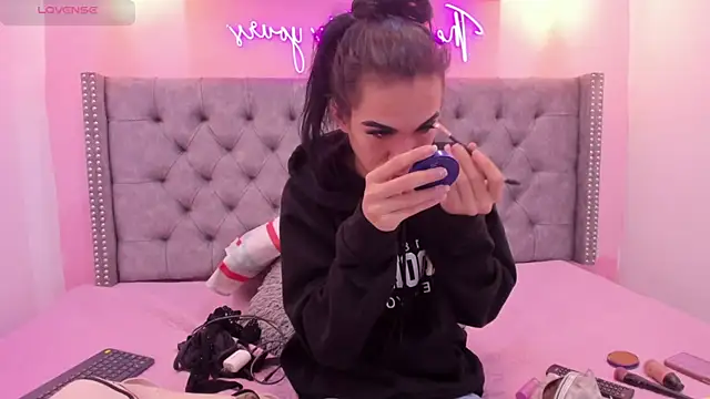 Mia thompson 19 online show from November 2, 2025, 4:42 pm