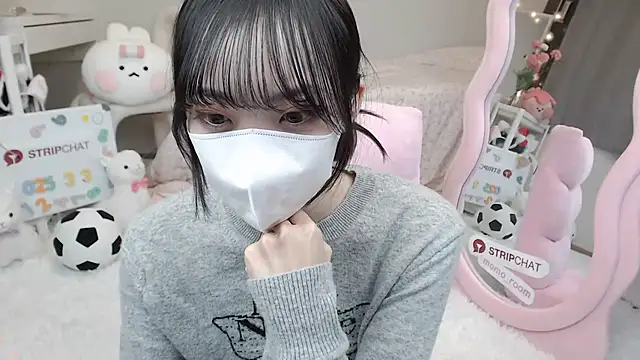 momo room online show from March 3, 2025, 10:38 am