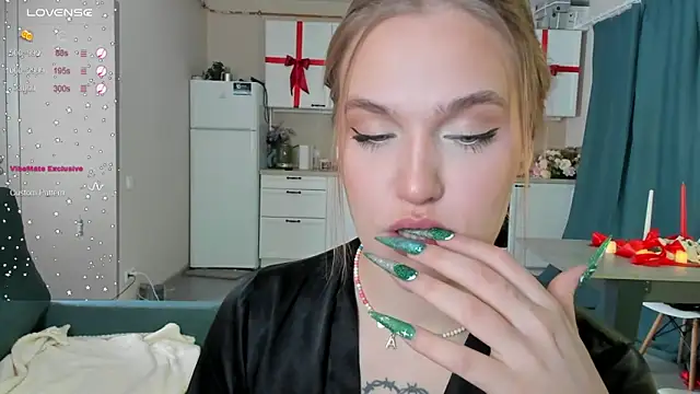 Snapshot of CarolineLovers chatting on December 24, 2024, 2:21 am CarolineLovers online show from December 24, 2024, 2:21 am