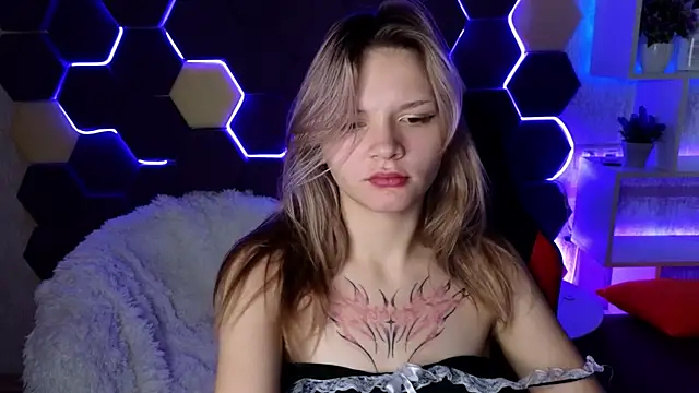 Snapshot of LitaBrom chatting on December 19, 2024, 4:23 am LitaBrom online show from December 19, 2024, 4:23 am