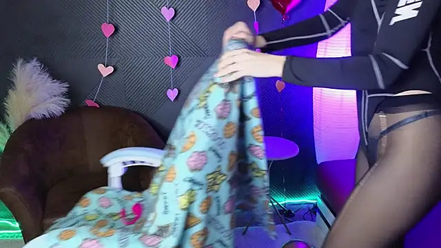 Snapshot of LitaBrom chatting on February 19, 2025, 11:06 am LitaBrom online show from February 19, 2025, 11:06 am