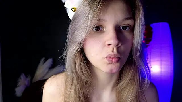 Snapshot of LitaBrom chatting on March 5, 2025, 1:10 am LitaBrom online show from March 5, 2025, 1:10 am