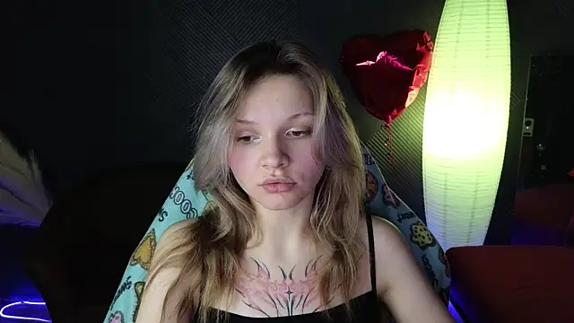 Snapshot of LitaBrom chatting on March 18, 2025, 4:15 am LitaBrom online show from March 18, 2025, 4:15 am