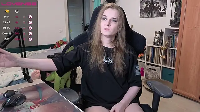 stellablondy online show from October 13, 2025, 11:10 am