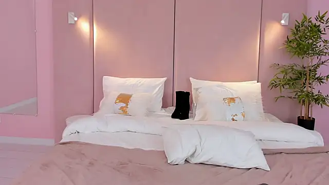 Snapshot of CamillaLarson chatting on February 6, 2025, 10:37 am CamillaLarson online show from February 6, 2025, 10:37 am