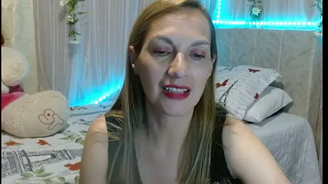 italagomez  online show from February 3, 2025, 11:58 pm