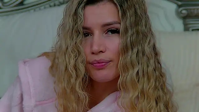 IvySamek online show from February 14, 2025, 7:02 pm