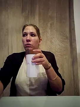 Snapshot of Chatonne69 chatting on November 5, 2025, 4:34 am Chatonne69 online show from November 5, 2025, 4:34 am