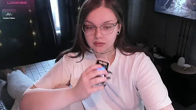 EvaBae online show from December 5, 2024, 9:06 am