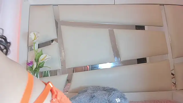 chrystal js online show from February 7, 2025, 4:03 pm